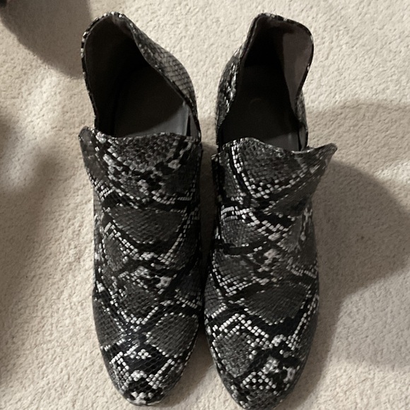 Comfort Shoes - Elegant Snakeskin Ankle Booties